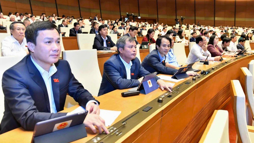 Các đại biểu Quốc hội bấm nút thông qua Luật Căn cước tại kỳ họp thứ 6, Quốc hội khóa XV ngày 27/11/2023. (Ảnh THÀNH VŨ)