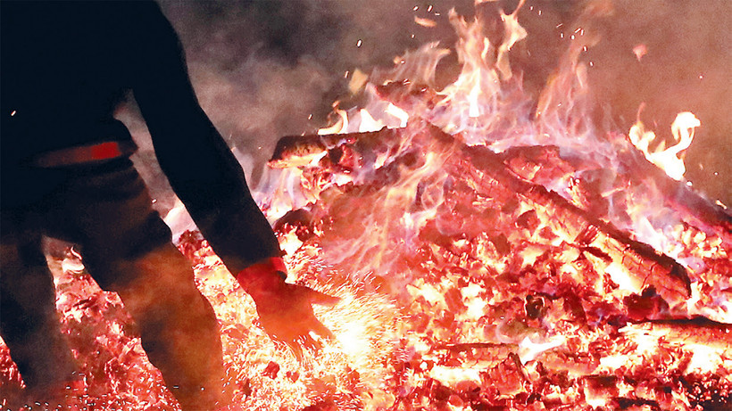 Tay không bốc than đỏ. 