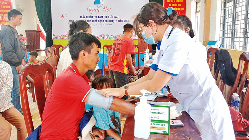 Các thầy thuốc trẻ khám và cấp thuốc miễn phí cho người dân xã Pô Kô.