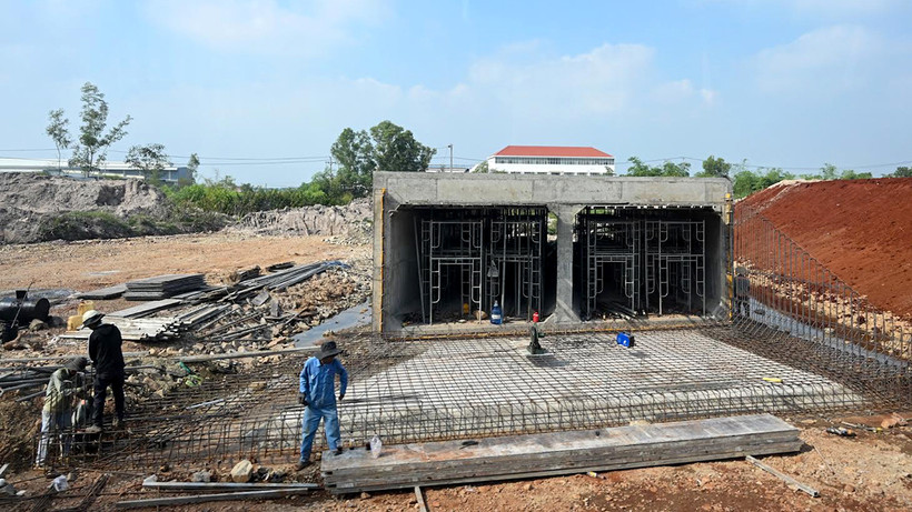 Các đơn vị thi công dự án thành phần 3 dự án đầu tư xây dựng đường cao tốc Biên Hòa - Vũng Tàu. (Ảnh DUY LINH)