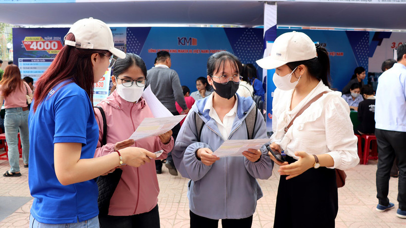 Các bạn trẻ tìm hiểu kỹ ngành nghề phù hợp trước khi tham gia tuyển dụng.