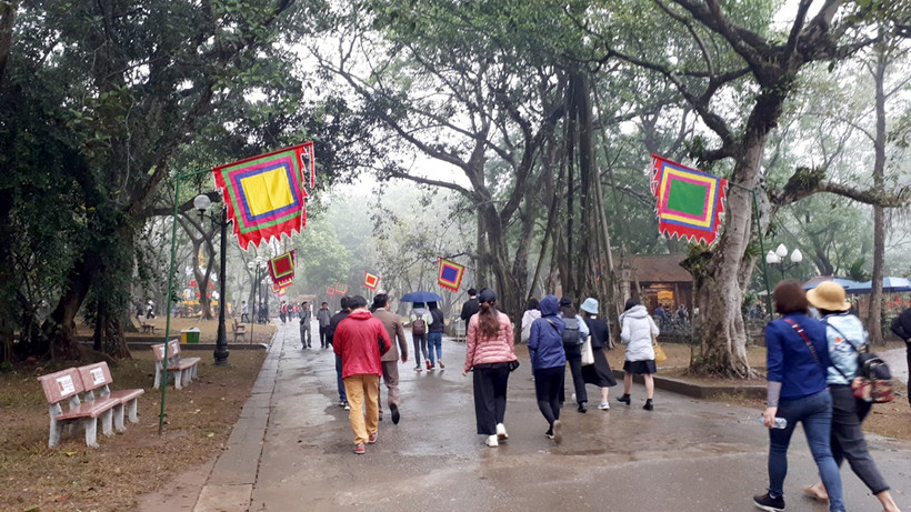 Ðầu năm, điểm di tích đền Sóc thu hút nhiều du khách thập phương tham quan vãn cảnh nhưng trong năm du khách khá thưa thớt. (Ảnh TTXVN)