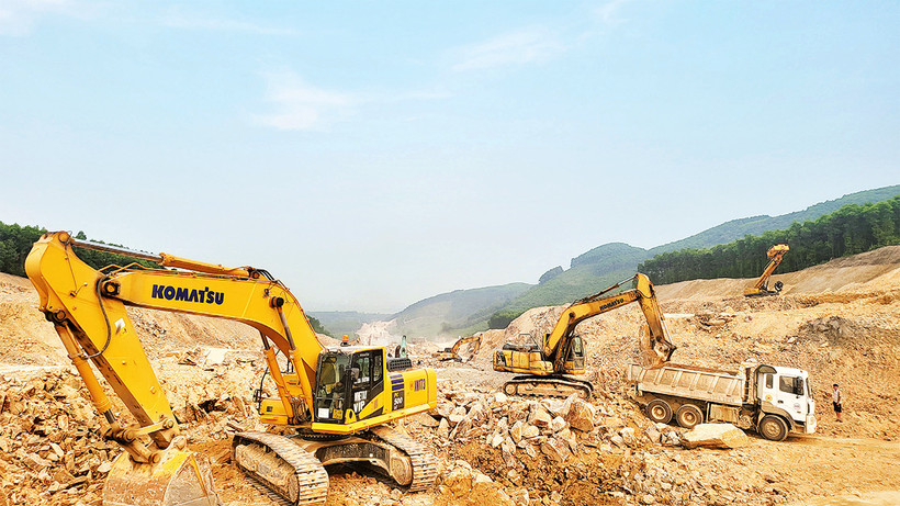 Doanh nghiệp xây dựng Xuân Trường huy động tối đa nhân lực, máy móc đẩy nhanh tiến độ thi công gói thầu XL 12, dự án thành phần đường cao tốc bắc-nam đoạn Hàm Nghi-Vũng Áng.