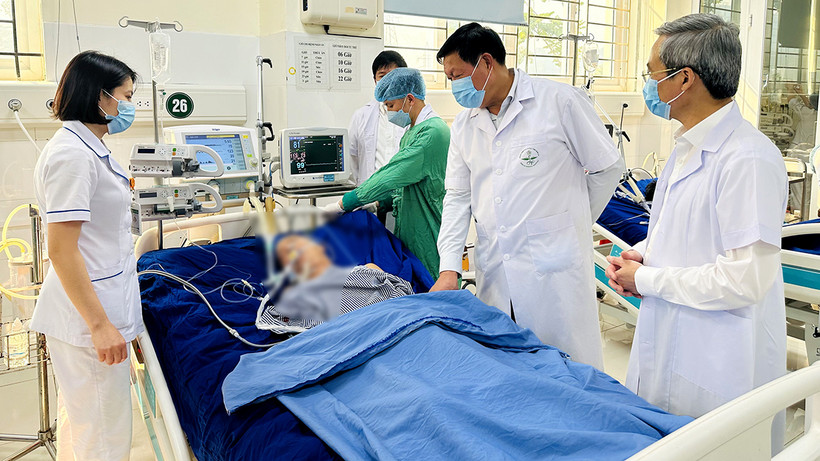 Kiểm tra công tác chăm sóc, điều trị cho người bệnh tại Bệnh viện đa khoa tỉnh Sơn La. (Ảnh QUANG MINH)
