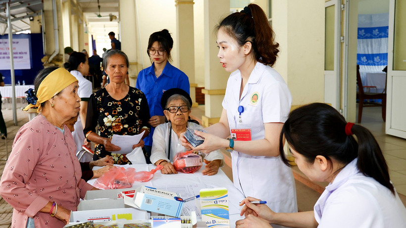 Khám bệnh, tư vấn sức khỏe, cấp thuốc miễn phí cho người dân góp phần bảo đảm quyền con người ở Việt Nam.