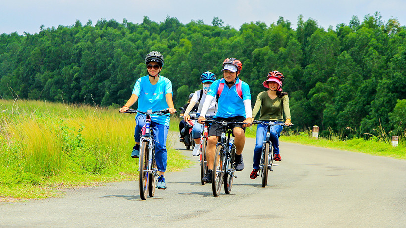 Khách du lịch đạp xe dã ngoại trong Khu Bảo tồn thiên nhiên văn hóa Ðồng Nai. (Ảnh HỒNG ÐẠT)