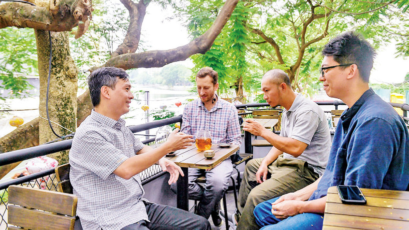 Khách du lịch tham gia trải nghiệm tại khu ẩm thực kết hợp đi bộ đảo Ngọc-Ngũ Xã.