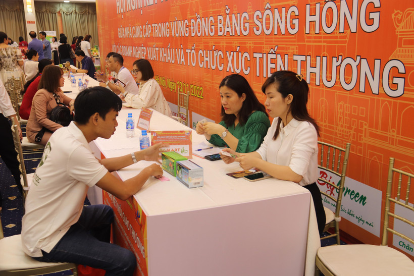 Nhà cung cấp và nhà phân phối trực tiếp gặp gỡ trao đổi tại Hội nghị kết nối giao thương giữa nhà cung cấp vùng đồng bằng sông Hồng với các doanh nghiệp xuất khẩu và tổ chức xúc tiến thương mại.