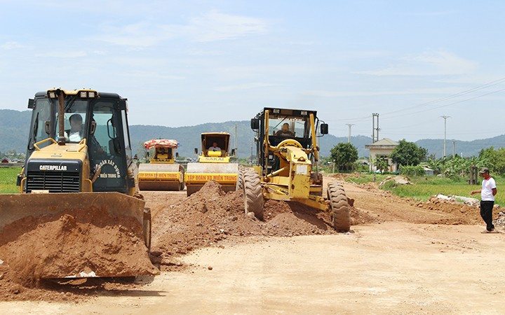 Các đơn vị thi công đường ven biển đoạn qua địa bàn tỉnh Thanh Hóa. (Ảnh MAI LUẬN)