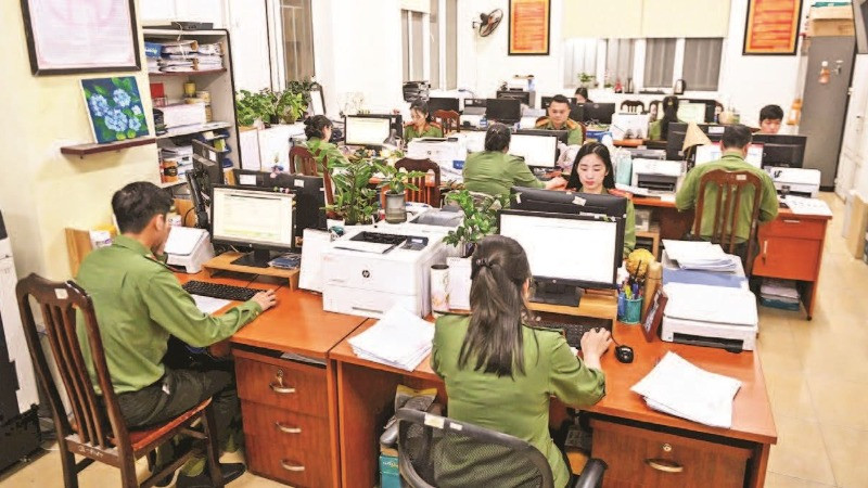 Cán bộ, chiến sĩ Phòng Hồ sơ nghiệp vụ, Công an thành phố Hà Nội tăng cường thời gian làm việc, đáp ứng nhiệm vụ mới. (Ảnh HẢI NAM)