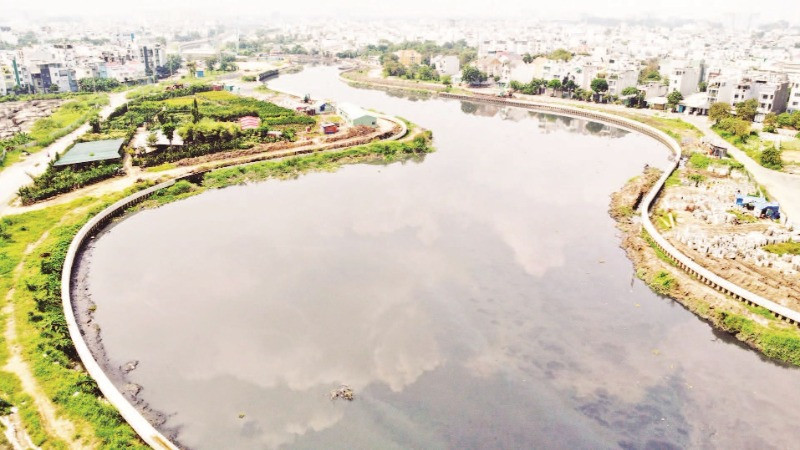 Kênh Tham Lương-Bến Cát-Rạch Nước Lên đang được thành phố khẩn trương cải tạo, chỉnh trang để nâng cao mỹ quan đô thị. (Ảnh THẾ ANH)