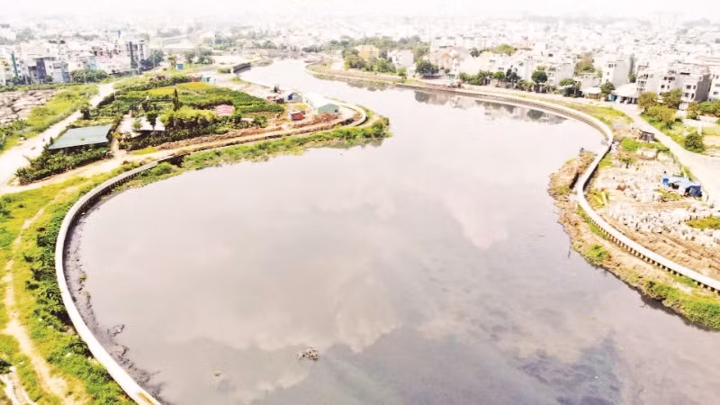 Kênh Tham Lương-Bến Cát-Rạch Nước Lên đang được thành phố khẩn trương cải tạo, chỉnh trang để nâng cao mỹ quan đô thị. (Ảnh THẾ ANH)