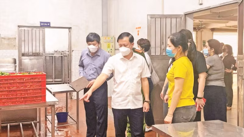 Đoàn kiểm tra liên ngành về an toàn thực phẩm chỉ ra nhiều vi phạm tại bếp ăn của Công ty TNHH Đồ chơi Chee Wah Việt Nam. (Ảnh THU TRANG)