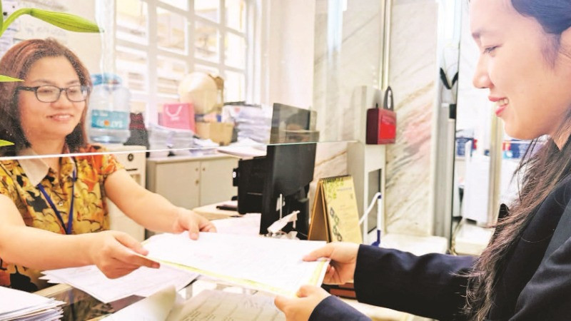 Chị Phạm Thị Trúc (ngụ phường Hiệp Bình Chánh, thành phố Thủ Đức) nhận Giấy chứng nhận đăng ký hộ kinh doanh cá thể tại Ủy ban nhân dân Quận 1 sau khi hoàn thành mọi thủ tục online.