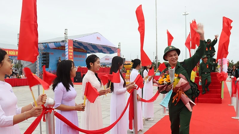 Tuổi trẻ Quảng Ngãi nô nức lên đường nhập ngũ vào sáng 13/2/2025.