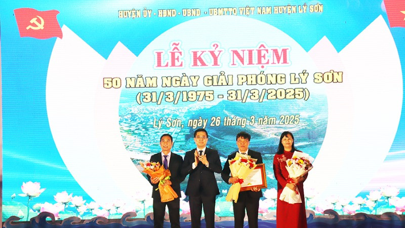 Chủ tịch Ủy ban nhân dân tỉnh Quảng Ngãi Nguyễn Hoàng Giang trao Bằng khen của Ủy ban nhân dân tỉnh tặng Đảng bộ, chính quyền và nhân dân huyện Lý Sơn đã có thành tích xuất sắc trong xây dựng và phát triển huyện Lý Sơn.