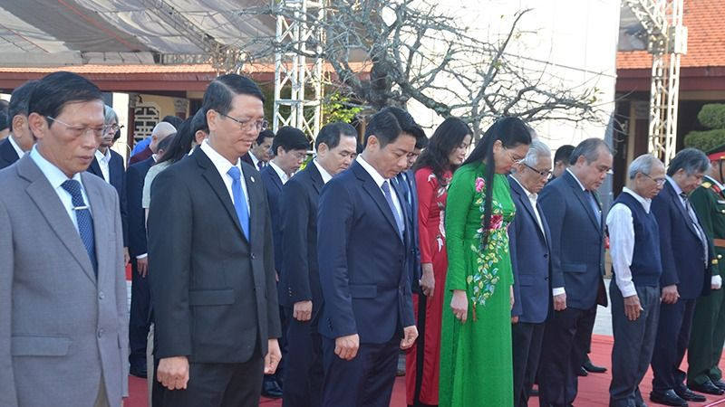 Các đại biểu dành một phút mặc niệm tưởng nhớ cố Thủ tướng Phạm Văn Đồng.