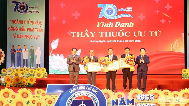 Trao tặng danh hiệu "Thầy thuốc Ưu tú" cho 3 bác sĩ, dược sĩ thuộc ngành Y tế tỉnh Quảng Ngãi.