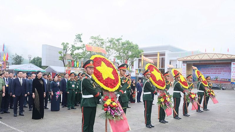 Nghi thức dâng hoa, dâng hương tại Tượng đài Khởi nghĩa Ba Tơ, tưởng nhớ các đội viên Đội du kích Ba Tơ, các anh hùng liệt sĩ, nhân dân các dân tộc trên địa bàn huyện đã chiến đấu hy sinh và làm nên của Khởi nghĩa Ba Tơ hào hùng, bất diệt vào ngày 11/3/1945. 