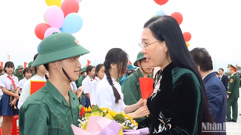 Bí thư Tỉnh ủy Quảng Ngãi Bùi Thị Quỳnh Vân tặng hoa, động viên chúc tân binh an tâm lên đường nhập ngũ hoàn thành xuất sắc mọi nhiệm vụ được giao.