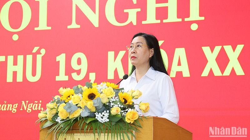 Đồng chí Bùi Thị Quỳnh Vân, Bí thư Tỉnh ủy, Chủ tịch Hội đồng nhân dân tỉnh Quảng Ngãi phát biểu tại hội nghị.