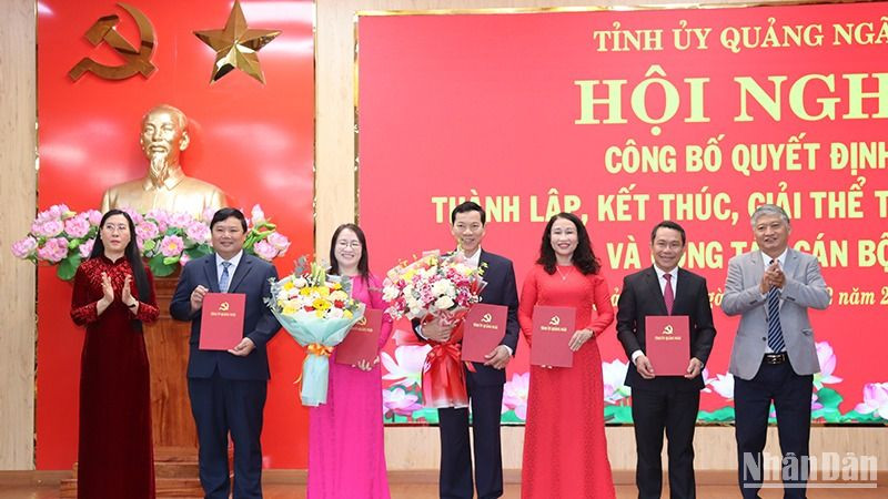 Trao quyết định và tặng hoa chúc mừng lãnh đạo Ban Tuyên giáo và Dân vận Tỉnh ủy Quảng Ngãi.