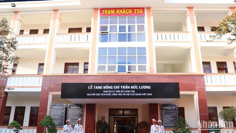 Hội trường Nhà khách T50, Bộ Chỉ huy Quân sự tỉnh Quảng Ngãi là một trong 3 địa điểm diễn ra Lễ viếng nguyên Chủ tịch nước Trần Đức Lương tại tỉnh Quảng Ngãi.