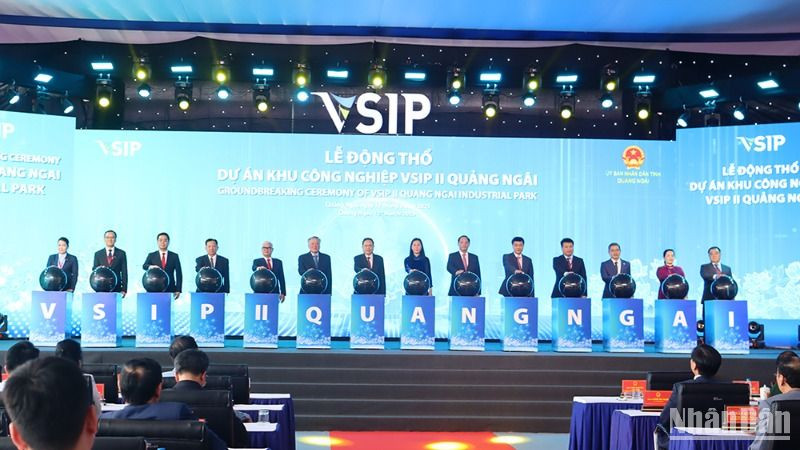 Chủ tịch Quốc hội Trần Thanh Mẫn cùng các đồng chí lãnh đạo Đảng, Nhà nước, lãnh đạo tỉnh Quảng Ngãi và nhà đầu tư thực hiện nghi thức động thổ dự án Khu công nghiệp VSIP II Quảng Ngãi.