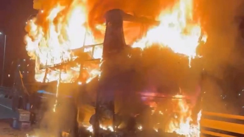 Hiện trường vụ cháy xe khách khi đang lưu thông trên cầu Trà Khúc 2, thuộc địa bàn thành phố Quảng Ngãi (tỉnh Quảng Ngãi).