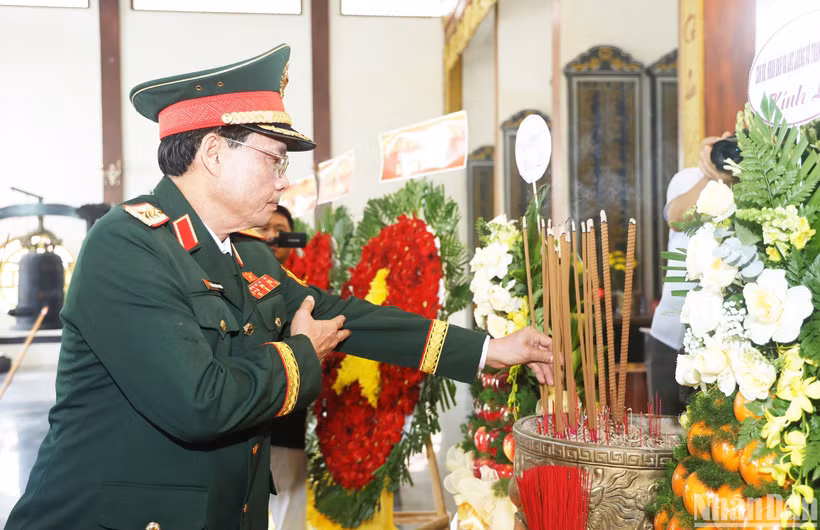 Phó Chủ tịch Quốc hội Trần Quang Phương dâng hương tri ân các anh hùng liệt sĩ và đồng bào đã anh dũng hy sinh làm nên Chiến thắng Ba Gia lịch sử.