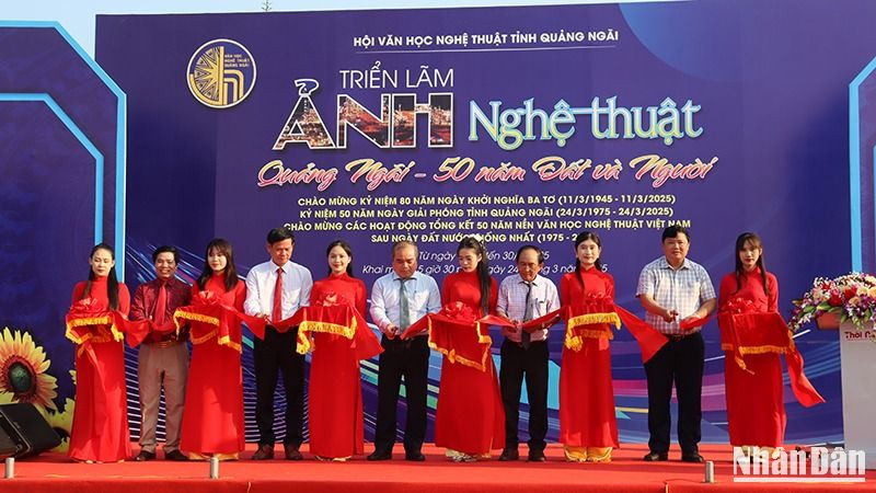 Nghi thức cắt băng khai mạc triển lãm ảnh nghệ thuật “Quảng Ngãi-50 năm, Đất và Người”.