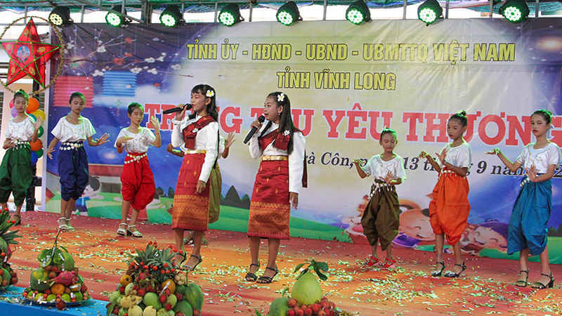 Một tiết mục biểu diễn nghệ thuật truyền thống của học sinh Khmer Nam Bộ ở Vĩnh Long.