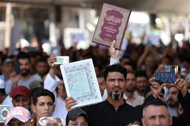 Người Hồi giáo Iraq tuần hành phản đối việc đốt kinh Koran bên ngoài đại sứ quán Thụy Điển ở Nassiriyah, ngày 30/6/2023. (Ảnh: AFP/TTXVN)