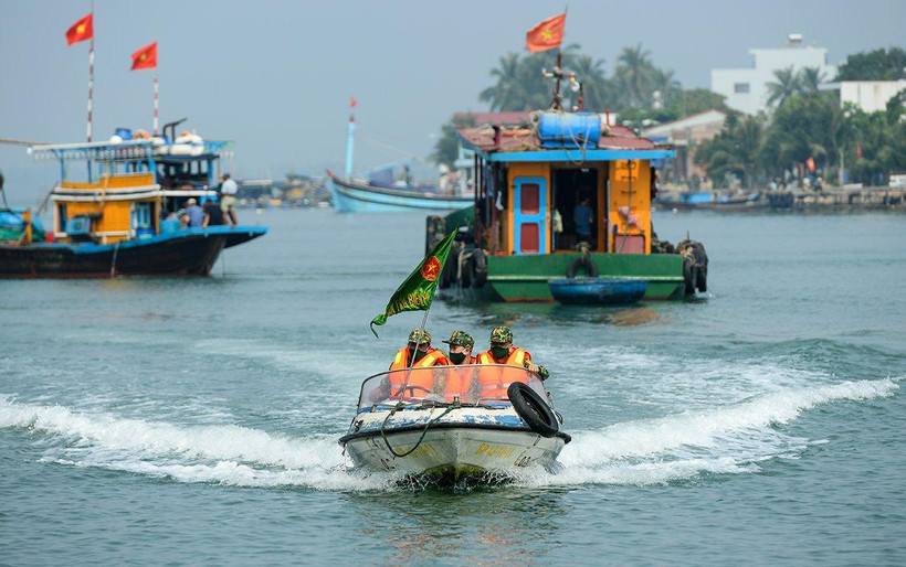 Bộ đội Biên phòng tỉnh Quảng Nam luôn là điểm tựa, giúp đỡ ngư dân yên tâm vươn khơi, bám biển. Ảnh: Hiểu Minh