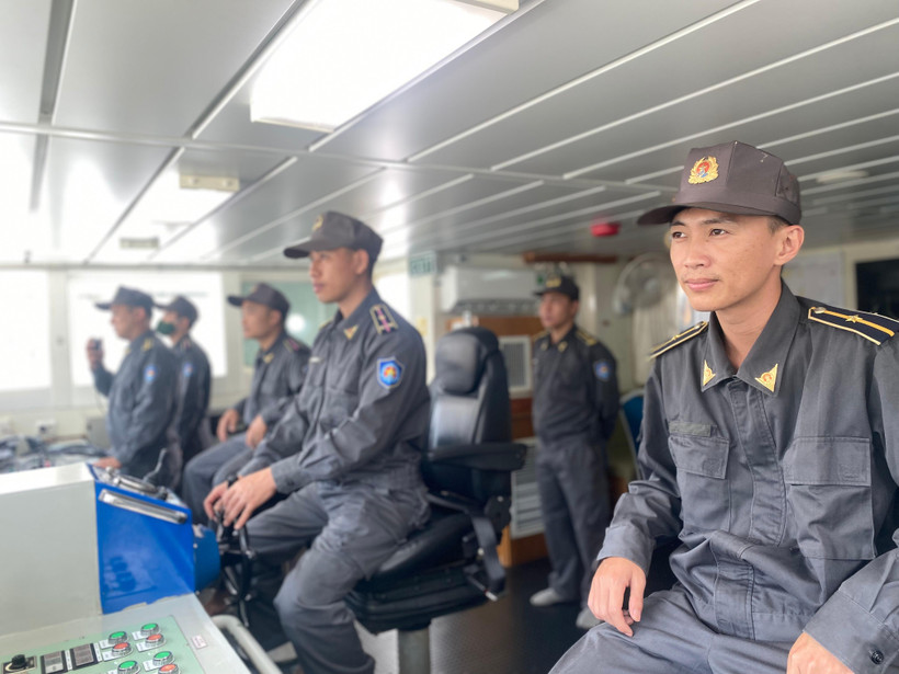 Cán bộ tàu KN360 trên đường làm nhiệm vụ.