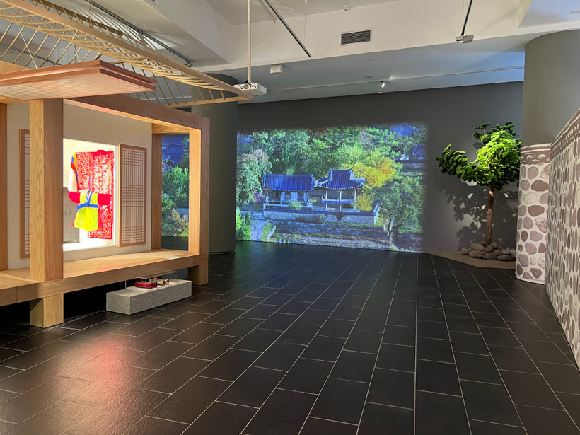 Một góc trưng bày tại phòng Hàn Quốc: Truyền thống và hiện đại