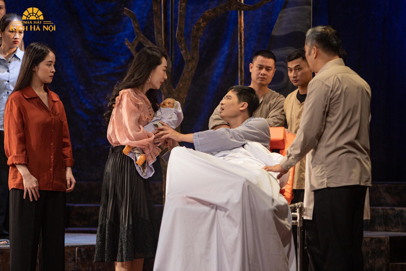 Cảnh trong vở Làng song sinh, Huy chương vàng Liên hoan sân khấu chuyên nghiệp toàn quốc năm 2021. Nguồn: Nhà hát Kịch Hà Nội