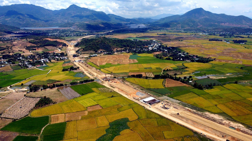 Hoàn thiện hệ thống chính sách đất đai sẽ phát huy vai trò nguồn lực này trong tiến trình phát triển đất nước. Trong ảnh: Dự án đường cao tốc bắc-nam đoạn Nha Trang-Cam Lâm (Khánh Hòa). Ảnh: Huy Hùng