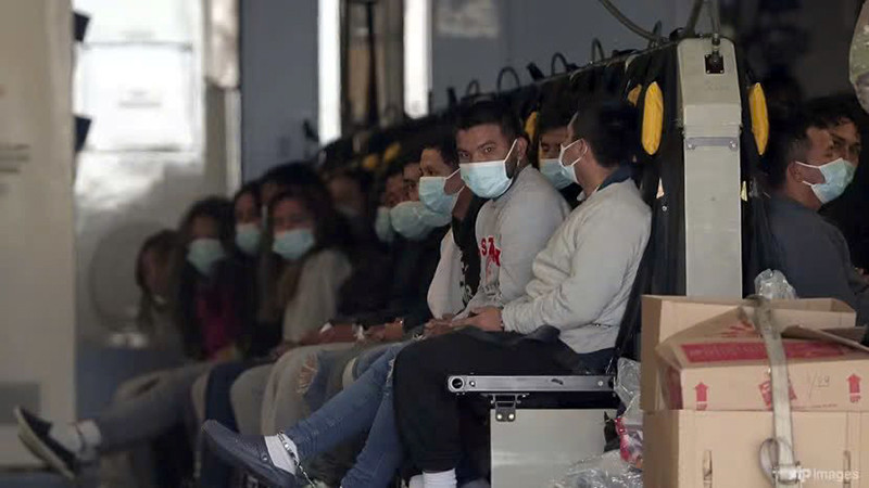 Người di cư chờ được đưa từ Mỹ về Guatemala.