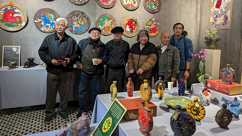 Các nghệ sĩ, chuyên gia tham gia triển lãm “Rồng rắn lên mây”.