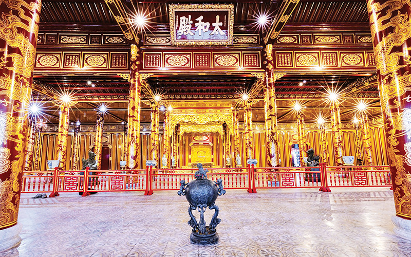 Không gian bên trong điện Thái Hòa sau đại trùng tu với vẻ đẹp đầy sự uy nghi nhưng không kém phần lộng lẫy với nhiều hạng mục được sơn son thếp vàng.