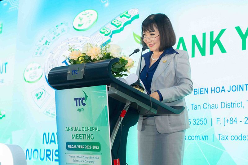 Bà Huỳnh Bích Ngọc - Chủ tịch Hội đồng Quản trị của TTC AgriS tại đại hội đồng cổ đông thường niên niên độ 2022-2023