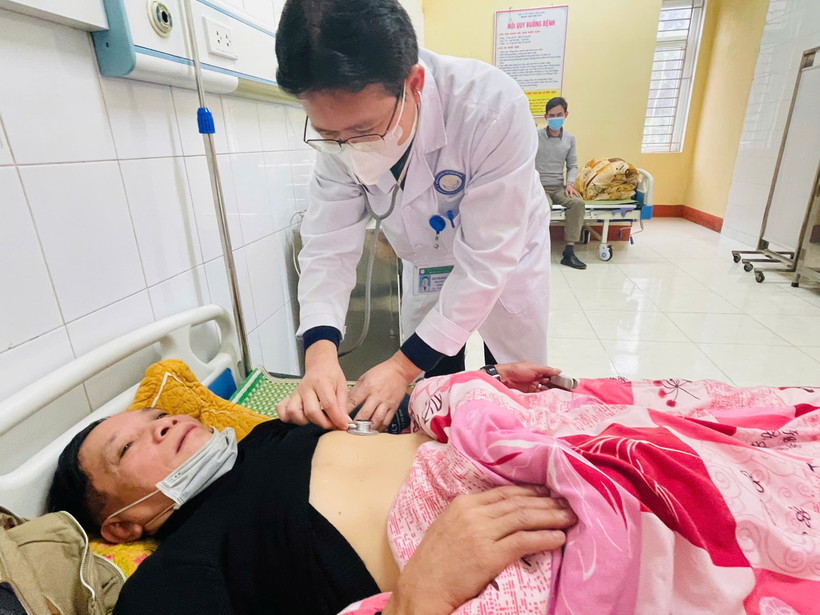 Bác sĩ Quyết thăm khám người bệnh cao huyết áp tại bệnh viện Nội tiết tỉnh Yên Bái. Ảnh: THANH SƠN