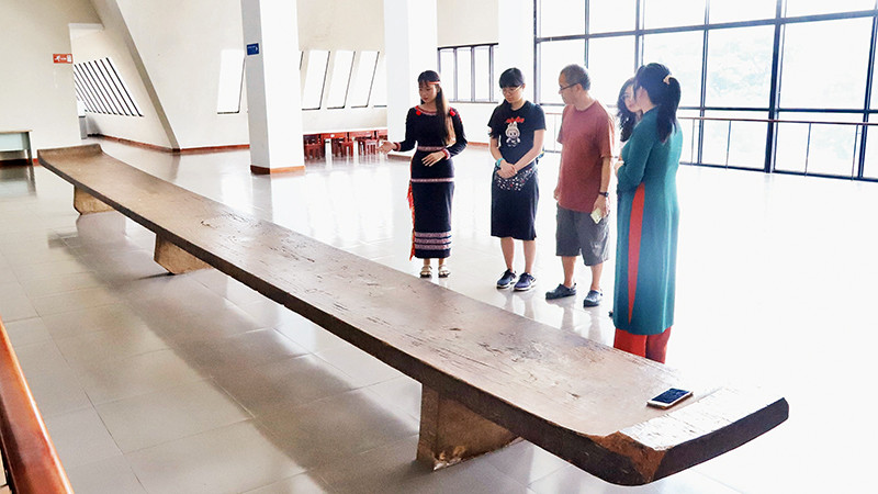 Du khách tìm hiểu về chiếc ghế K’pan được trưng bày tại Bảo tàng Đắk Lắk.