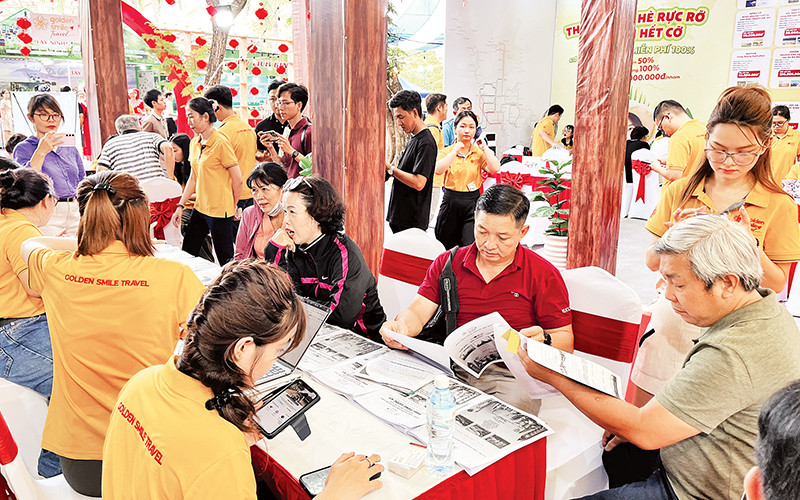 Khách hàng tìm hiểu về các tour du lịch tại Ngày hội Du lịch Thành phố Hồ Chí Minh 2024.