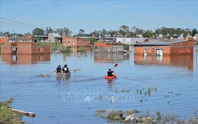 Ngập lụt do mưa bão tại Bahia Blanca, Buenos Aires, Argentina, ngày 9/3/2025. Ảnh: REUTERS/TTXVN