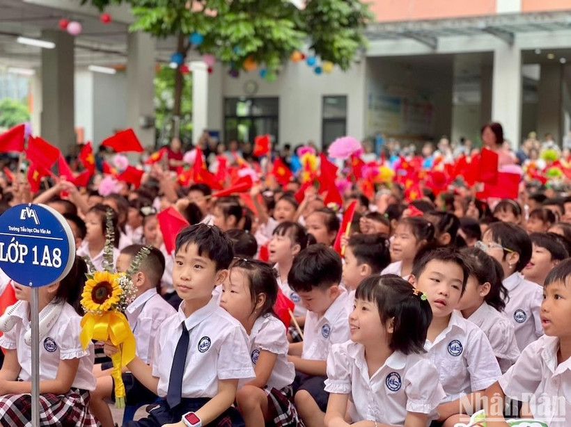 Học sinh lớp 1 Trường tiểu học Chu Văn An (Tây Hồ, Hà Nội) trong lễ khai giảng sáng 5/9/2025. (Ảnh: DUY LONG)
