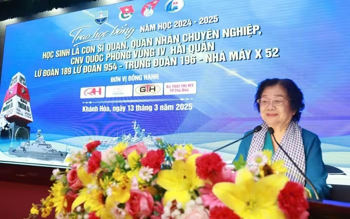Đồng chí Trương Mỹ Hoa phát biểu tại Lễ trao học bổng. (Ảnh: CTV HQ) 
