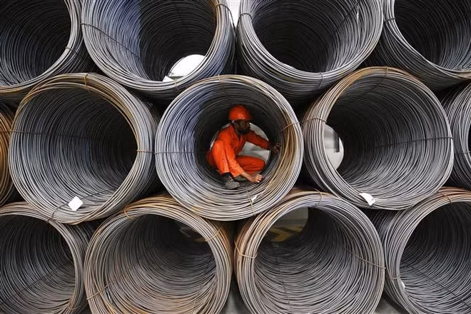 Công nhân làm việc tại nhà máy sản xuất thép ở Kuwait City, Kuwait. (Ảnh: AFP/TTXVN