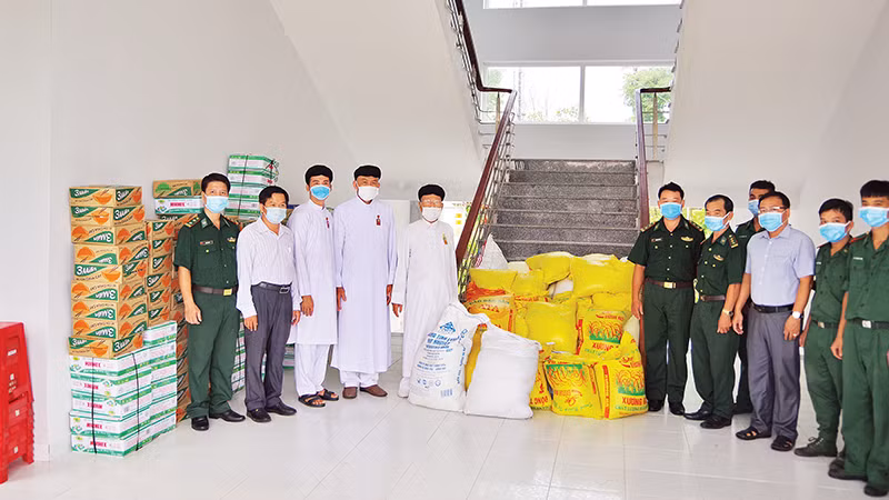 Hội thánh Cao Đài Tòa thánh Tây Ninh phối hợp Bộ đội Biên phòng Tây Ninh tặng quà người dân vùng biên giới trong dịch Covid-19.